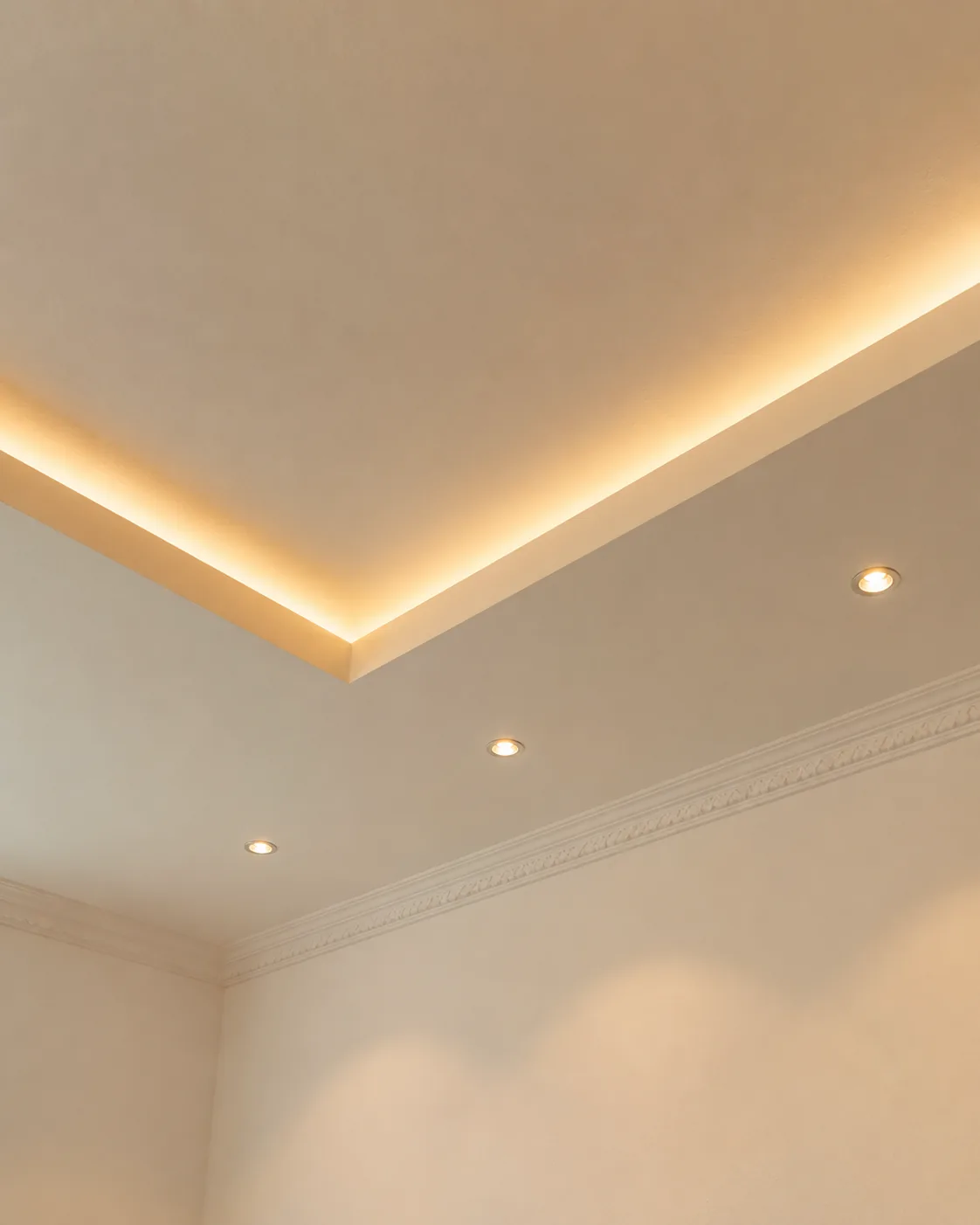 Lichtvoute mit Deckenstuck und Spots